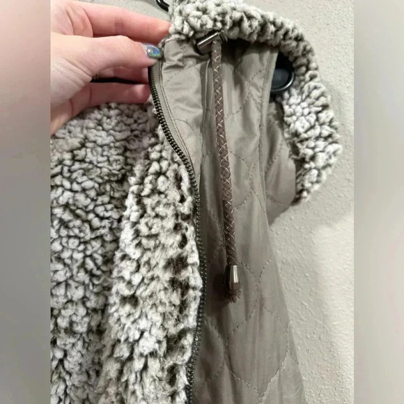 Alart’d State Sherpa Lined Vest - Picture 6 of 7